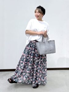 alt=“【40代・50代】涼しさ最優先！夏の麻・綿麻コーデ5選｜体型カバーできる大人カジュアルスタイル"