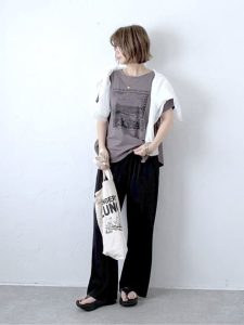 alt=“【40代・50代】暑い日こそ着たい！二の腕見せないノースリーブコーデ5選"