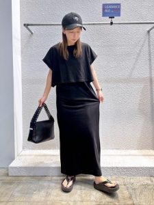 alt=“【40代・50代】暑い日こそ着たい！二の腕見せないノースリーブコーデ5選"