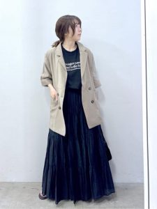alt=“【40代・50代】夏のティアードコーデ5選｜体型カバーしながらこなれる大人カジュアルスタイル"