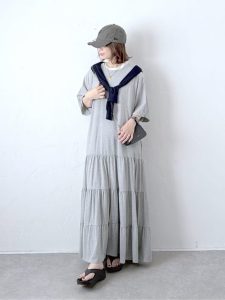 alt=“【40代・50代】夏のティアードコーデ5選｜体型カバーしながらこなれる大人カジュアルスタイル"