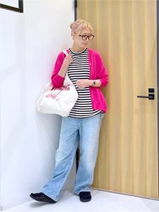 alt=“【40代・50代】汗ジミ対策にも◎鮮やかカラーコーデ5選|大人スタイル"