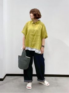 alt=“【40代・50代】汗ジミ対策にも◎鮮やかカラーコーデ5選|大人スタイル"