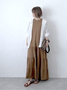 alt=“【40代・50代】夏のUV対策コーデ5選｜羽織りと帽子でこなれる大人カジュアルスタイル"