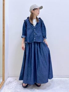 alt=“【40代・50代】ワイドデニムコーデ5選|トップス次第で印象が変わる大人スタイル"
