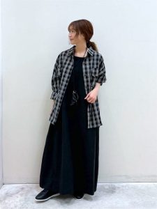 alt=“【40代・50代】黒コーデ5選｜秋を先取りする大人スタイル"