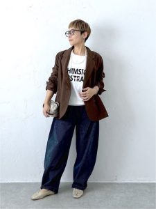 alt=“【40代・50代】ブラウンコーデ5選｜白との組み合わせで垢抜ける大人スタイル"