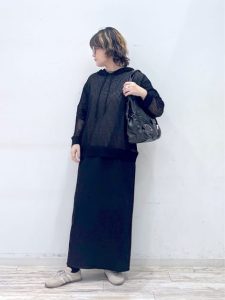 alt=“【40代・50代】黒コーデ5選｜秋を先取りする大人スタイル"