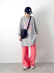 alt=“【40代・50代】グレーコーデ5選｜こなれ感のある大人スタイル"