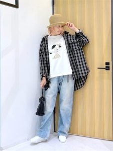 alt=“【40代・50代】オーバーサイズコーデ5選｜だらしなく見えない大人スタイル"