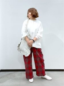 alt=“【40代・50代】ワイドパンツコーデ5選|一枚で様になる大人スタイル"