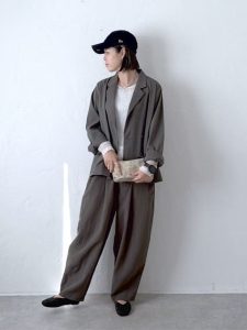 alt=“【40代・50代】秋支度コーデ5選|黒・グレー・カーキで作る大人スタイル"