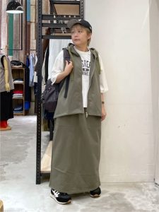 alt=“【40代・50代】カーキコーデ5選｜垢抜ける大人スタイル"
