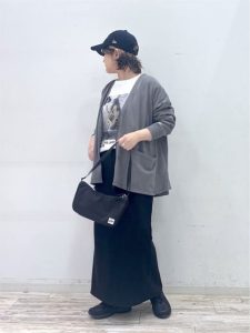 alt=“【40代・50代】秋支度コーデ5選|黒・グレー・カーキで作る大人スタイル"