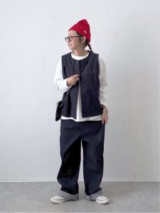 alt=“【40代・50代】秋のデニムコーデ5選|アイテム次第で印象が変わる大人スタイル"