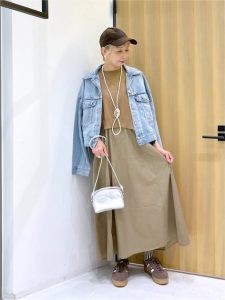 alt=“【40代・50代】秋のデニムコーデ5選|アイテム次第で印象が変わる大人スタイル"