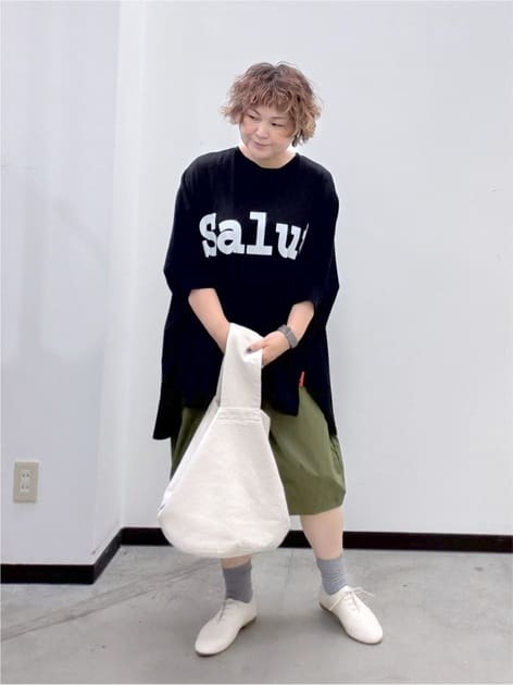 alt=“【40代・50代】カーキコーデ5選｜垢抜ける大人スタイル"