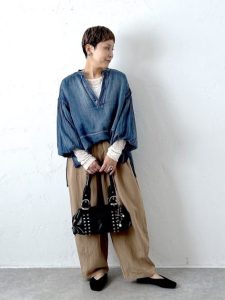alt=“【40代・50代】ワイドパンツコーデ5選|一枚で様になる大人スタイル"
