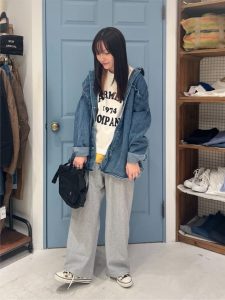 alt=“【40代・50代】オーバーサイズコーデ5選｜だらしなく見えない大人スタイル"