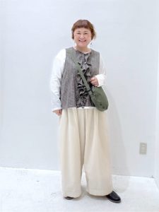 alt=“【40代・50代】ワイドパンツコーデ5選|一枚で様になる大人スタイル"