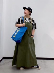 alt=“【40代・50代】カーキコーデ5選｜垢抜ける大人スタイル"
