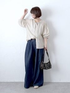 alt=“【40代・50代】秋のデニムコーデ5選|アイテム次第で印象が変わる大人スタイル"