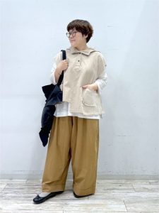 alt=“【40代・50代】ワイドパンツコーデ5選|一枚で様になる大人スタイル"